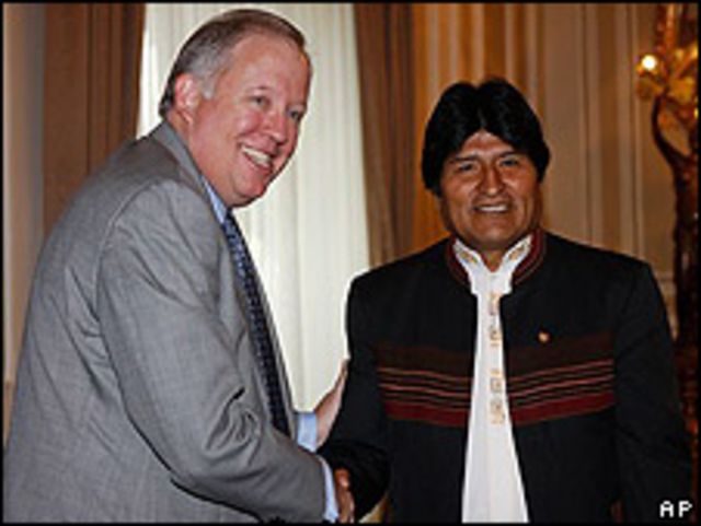 El secretario de Estado adjunto de EE.UU. para Latinoamérica, Thomas Shannon, junto al presidente de Bolivia, Evo Morales.