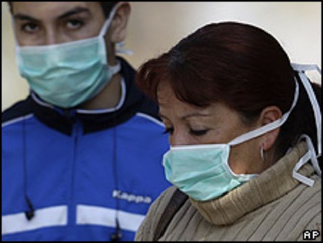 Ciudadanos chilenos, con una máscara en el hospital de Thorax, en Santiago, ante la alerta por gripe porcina. 18 de mayo de 2009.