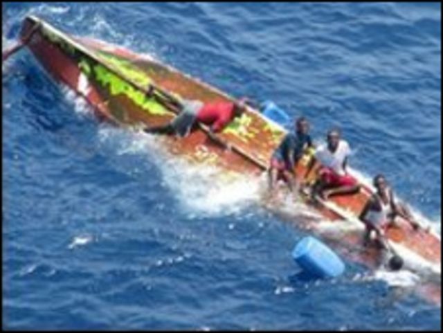 Foto del Ministerio de Defensa de España en la que se ve a un grupo de presuntos piratas en un bote el 6 de mayo de 2009