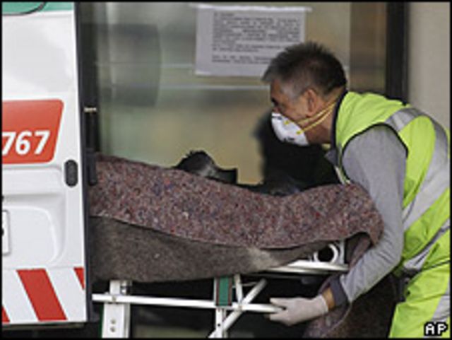  Enfermero subiendo un infectado a una ambulancia en Santiago el 18 de mayo.