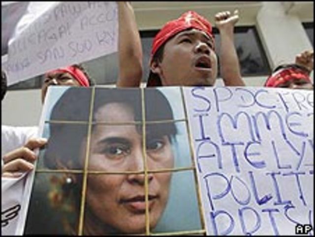 Manifestación en Tailandia en favor de la liberación de la líder opositora birmana Suu Kyi.