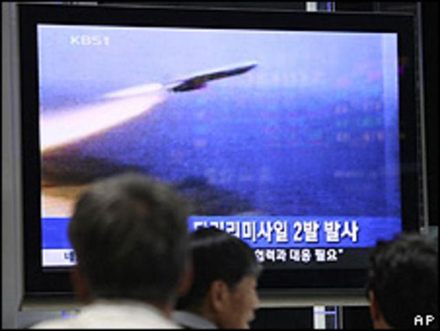 Televisión surcoreana muestra misil norcoreano.