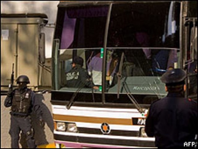 Traslado de los funcionarios detenidos en el estado de Michoacán baja de avión de la policía