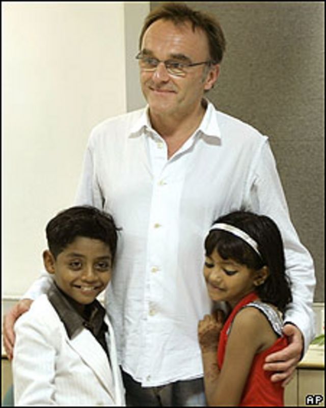 Azharuddin M. Ismail y Rubina Ali con Danny Boyle (centro)