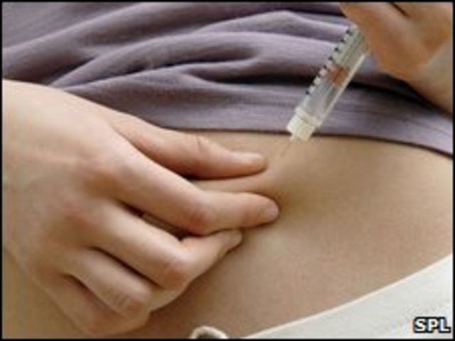 Paciente inyectándose insulina