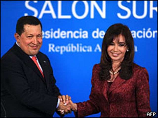 Apretón de manos entre el presidente venezolano, Hugo Chávez, y su homóloga argentina, Cristina Fernández, 15 mayo 2009