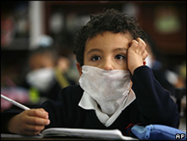 Niño con mascarilla en una escuela de México