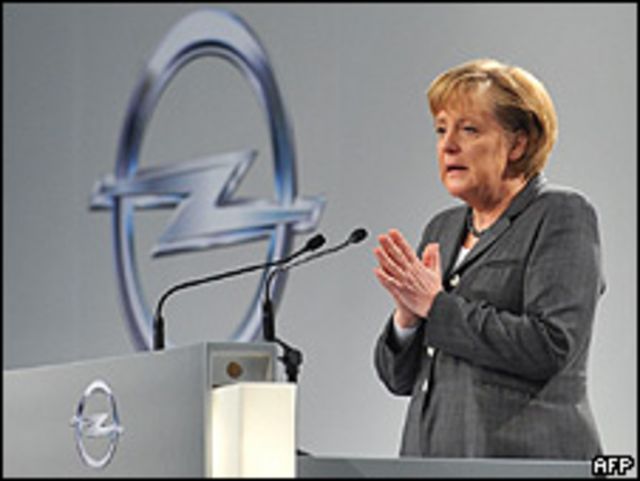 La canciller alemana, Angela Merkel, hablando en una planta de Opel, marzo 2009