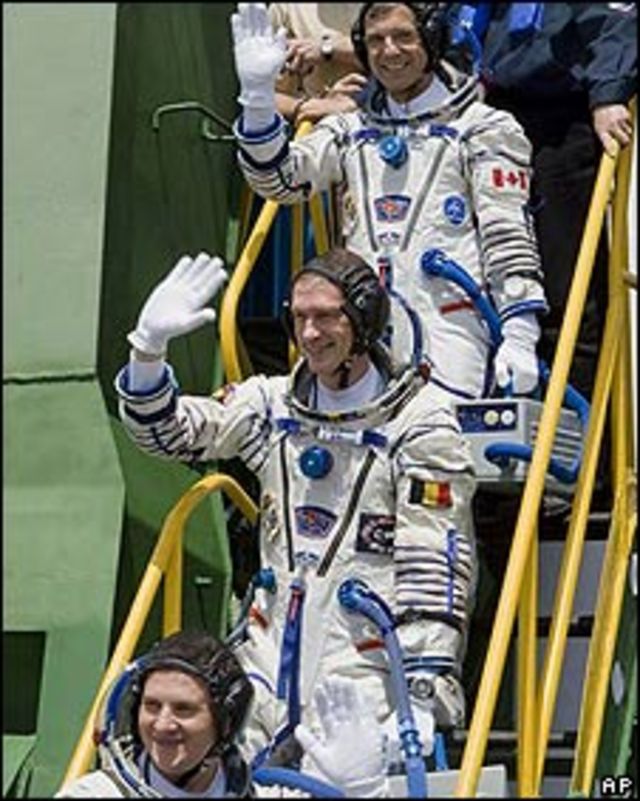 Roman Romanenko, Frank De Winne y Robert Thirsk, tripulantes de la Estación Espacial Internacional.