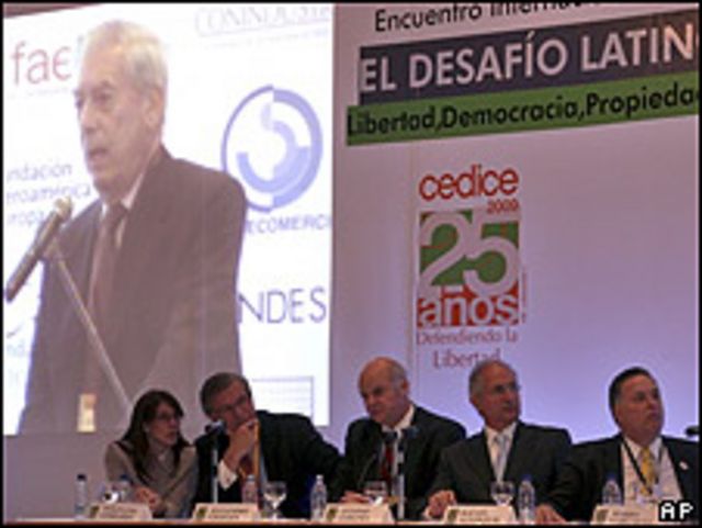 De izquierda a derecha, una intérprete, Wolfgang Gerhardt, Alejandro Chafuen, Antonio Ledezma y Rafael Alonzo escuchando a Mario Vargas Llosa