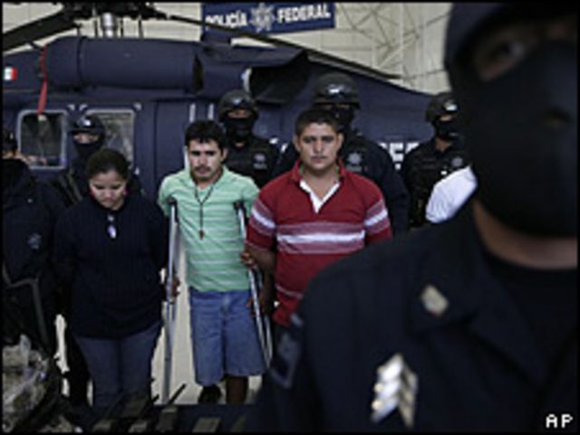 Policía mexicana escolta a miembros del grupo La Familia Michoacana