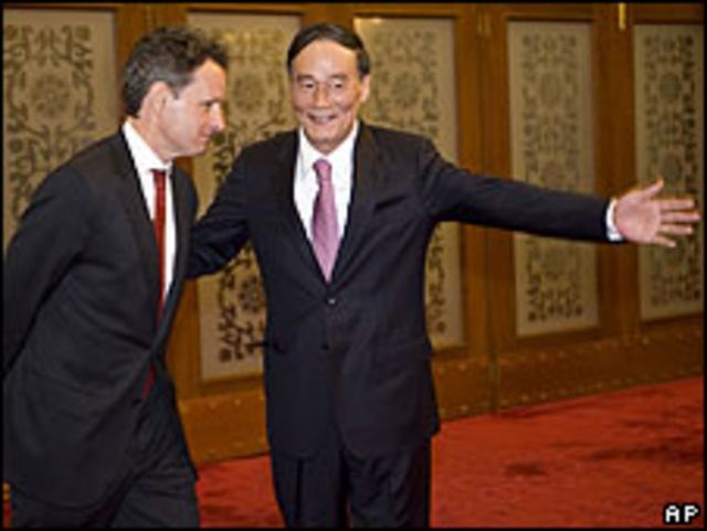 Timothy Geithner, secretario del Tesoro de EE.UU. junto a Wang Qishan