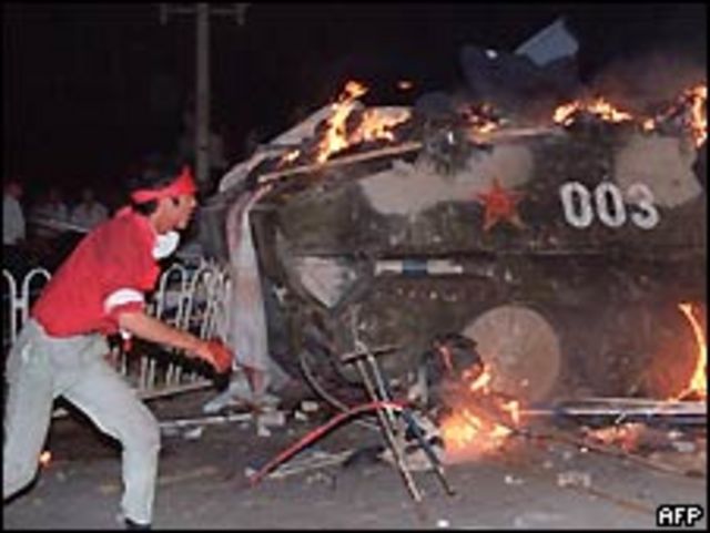 Estudiante incendiando tanque
