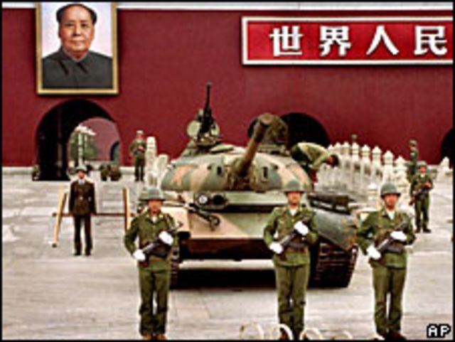 Tanques resguardando la plaza de Tiananmen