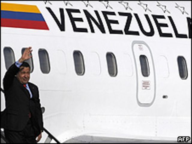 Hugo Chávez desciende de su avión presidencial a la llegada a Quito, en mayo de 2009.