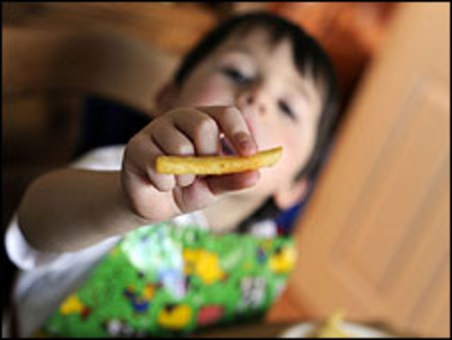 Niño comiendo papas fritas