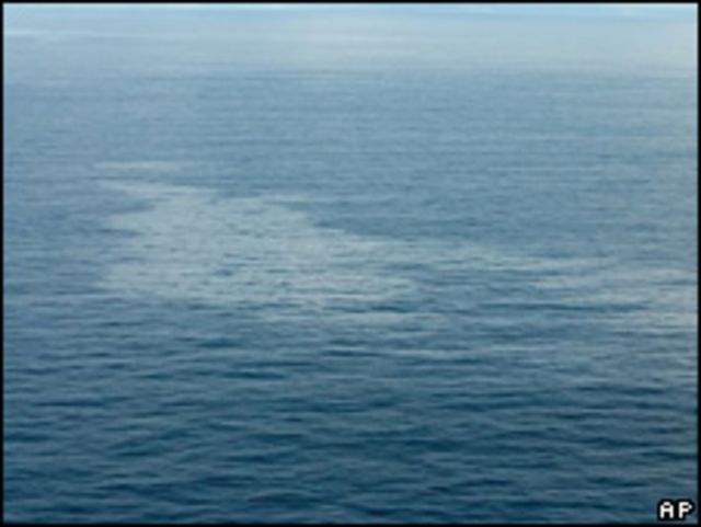 Mancha de combustible en el mar.