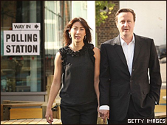 David Cameron, líder de los conservadores, y su esposa Samantha, a la salida de la votación, el jueves