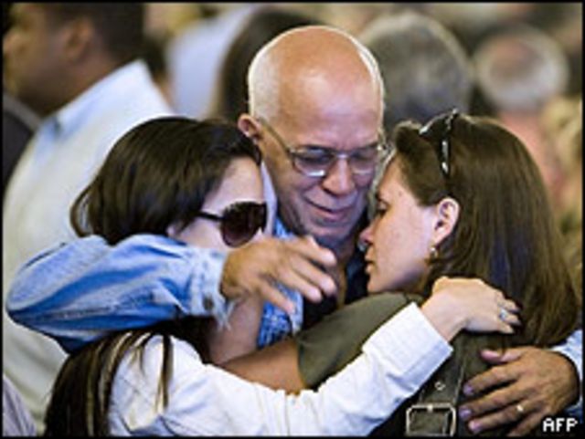 Parientes y amigos de desaparecidos del vuelo de Air France, durante un homenaje en la catedral de Río de Janeiro, 4 junio 2009