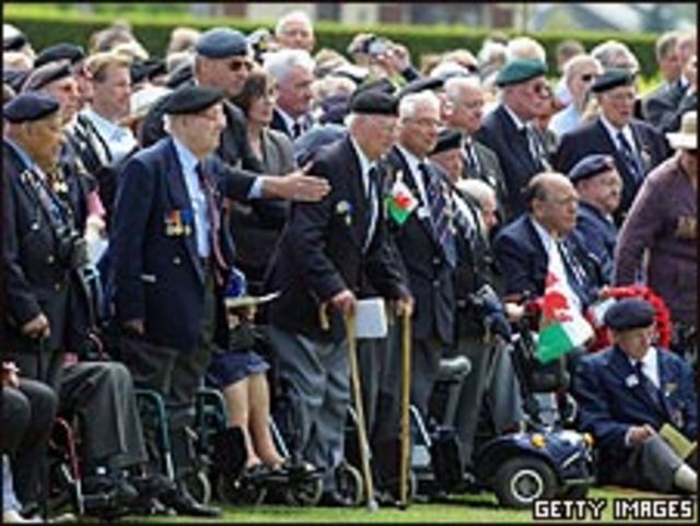 Veteranos del Día D en el cementerio británico en Bayeux, Francia