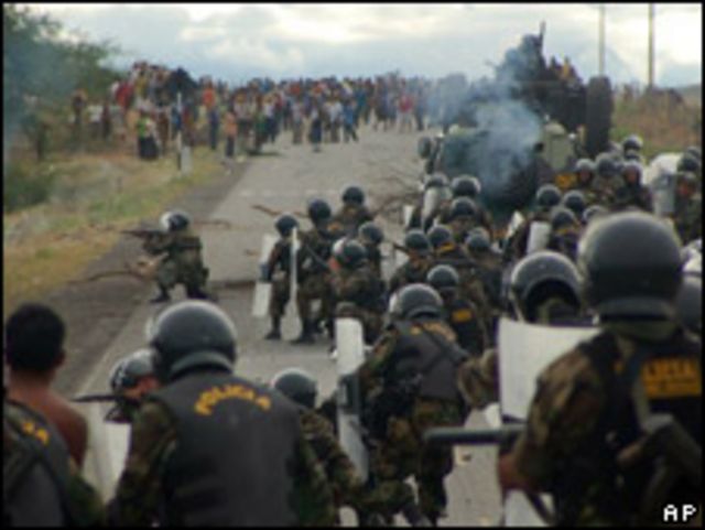 Fuerzas de seguridad de Perú detienen a manifestante.