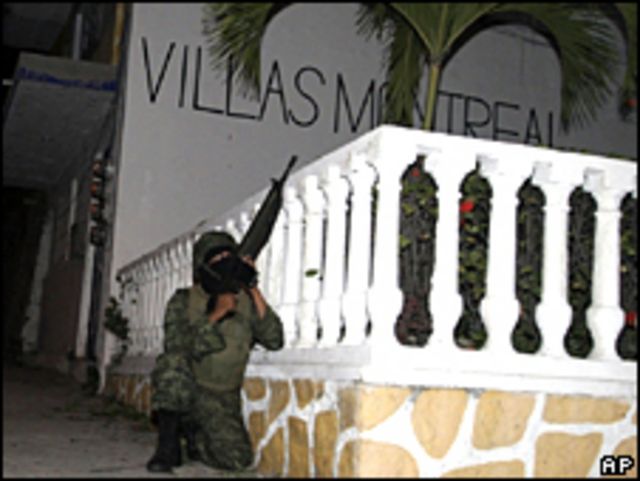 Un soldado se parapeta durante una balacera en Acapulco, México