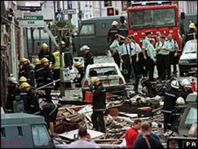 Agentes de la policía inspeccionan los daños causados durante el atentado en Omagh en 1998