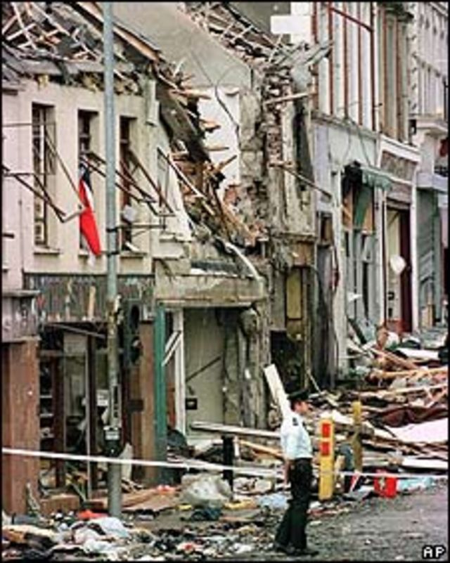 Agentes de la policía inspeccionan los daños causados durante el atentado en Omagh en 1998