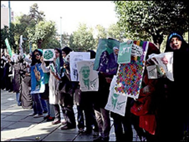 زنجیره سبز حامیان میرحسین موسوی در خیابان ولیعصر تهران