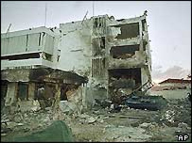Edificio de la embajada de EE.UU. en Dar es Salaam el 8 de agosto de 1998, un día después del ataque.