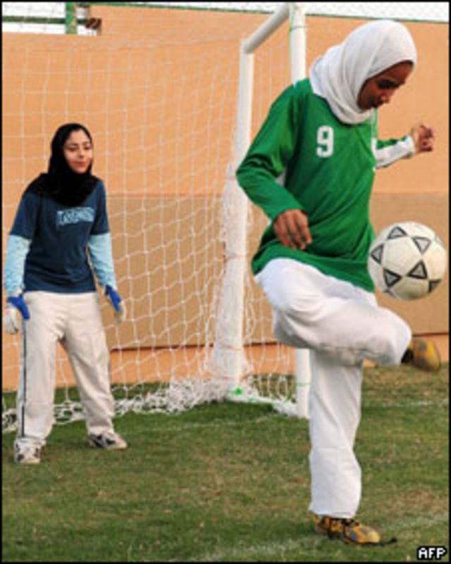 Niñas sauditas jugando al fútbol