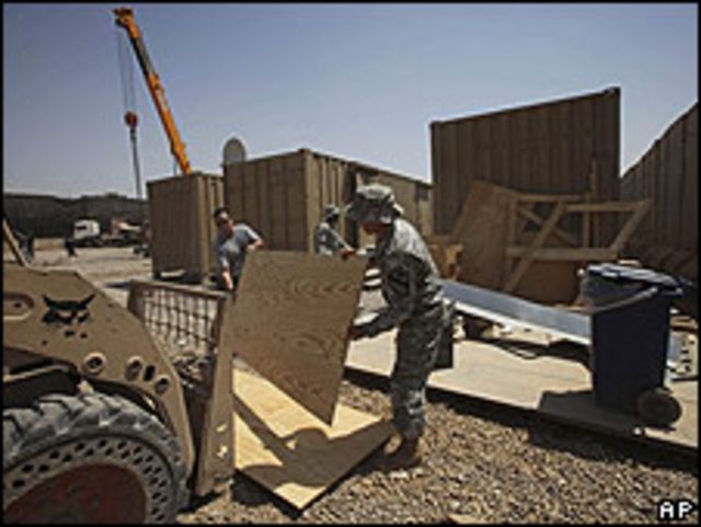 Soldados de EE.UU. desarman base en Irak.