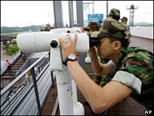 Soldado surcoreano observa la frontera.