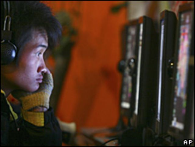 Un joven chino frente a su computadora