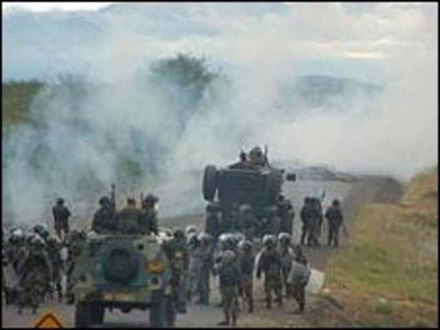 Enfrentamientos entre la policía e indígenas en Perú (Foto: Thomas Quirynen/CATAPA catapa.be)