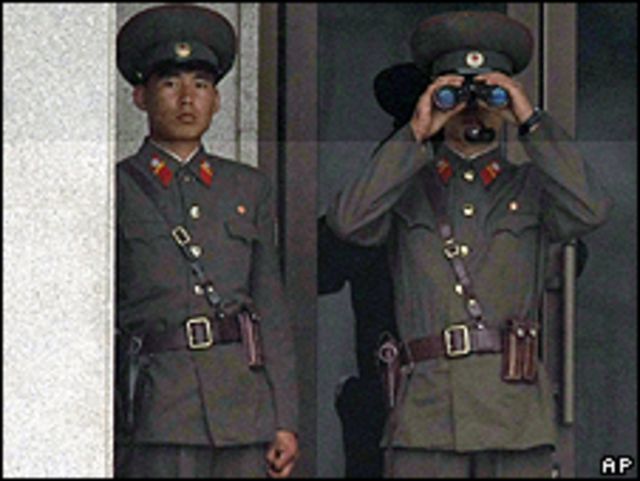 Militares norcoreanos en un puesto de frontera