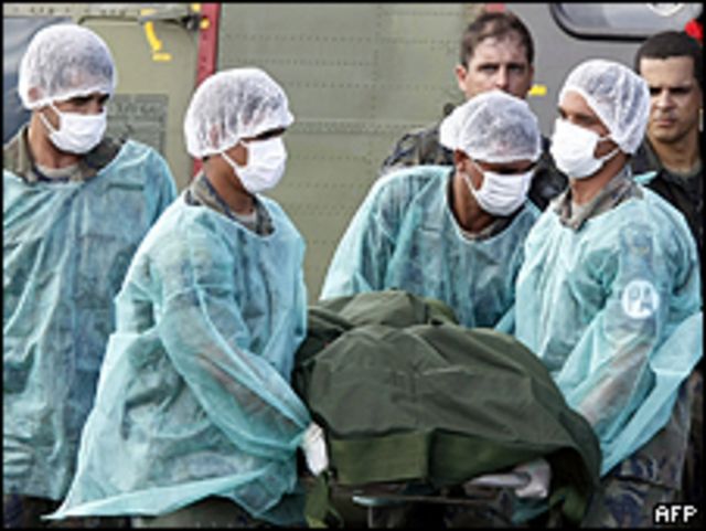 Personal militar brasileño traslada un cuerpo hallado en el océano