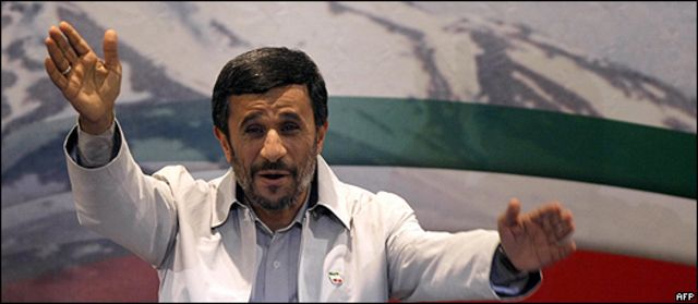 Ahmadinejad durante el acto de celebración de su triunfo