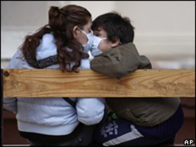 Madre e hijo con tapabocas en Argentina