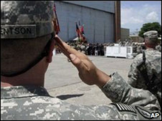 Ceremonia militar en base aérea de EE.UU. en Bagram
