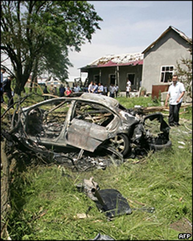 Uno de los coches detrozados en el atentado