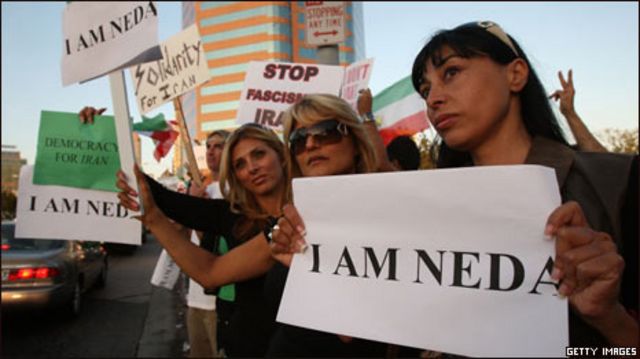 Mujeres iraníes protestan en Los Ángeles