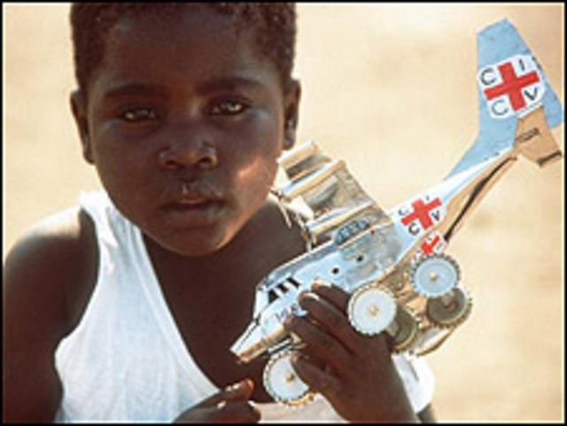 Niño con avión de la Cruz Roja