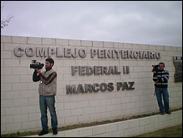 Prensa fuera de la cárcel donde está preso Luis Patti