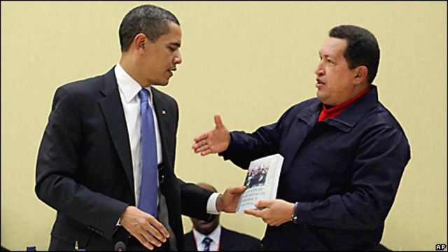  Hugo Chávez (izq.) le entrega un libro a Barack Obama (der.). Hugo Chavez gives a book to Barack Obama.