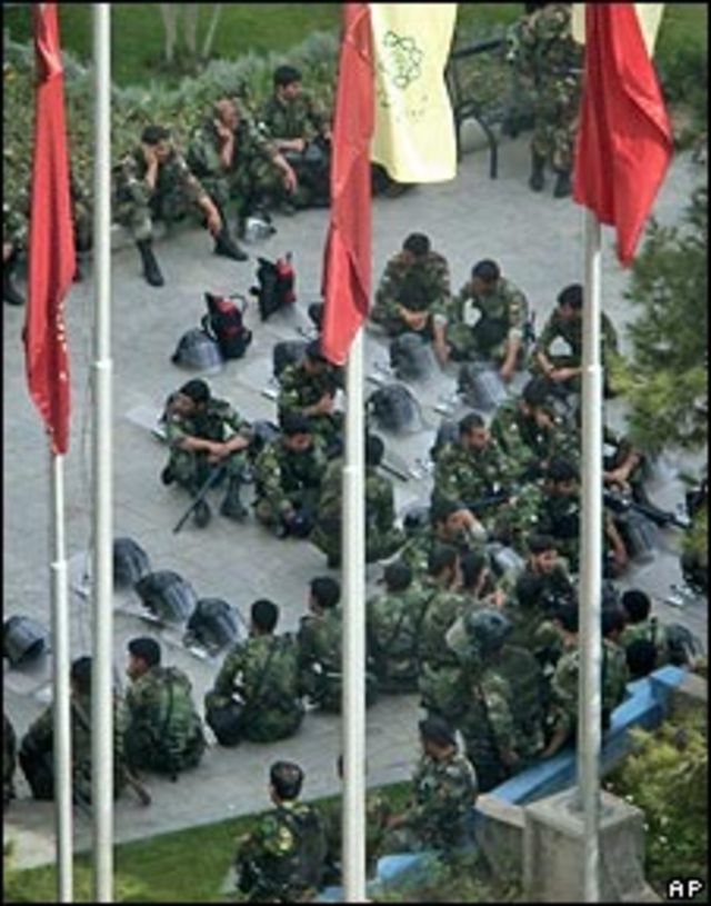 Policía iraní frente a la sede del parlamento.