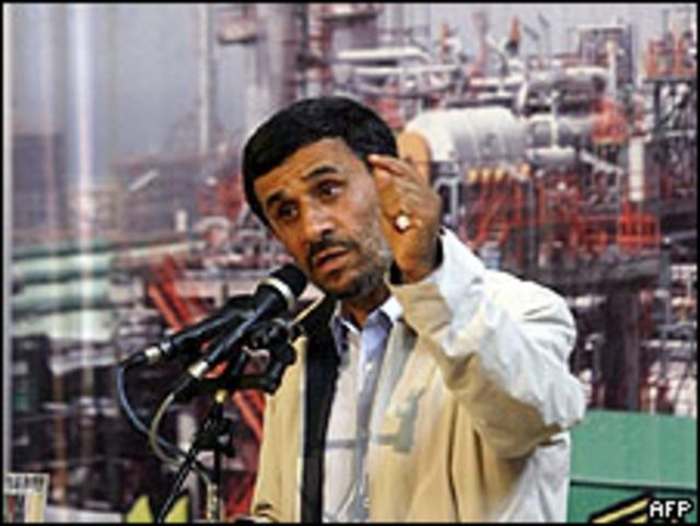 Mahmoud Ahmadinejad durante una visita a una planta petroquímica a 1.200 km. al sur de Teherán, 25 junio 2009