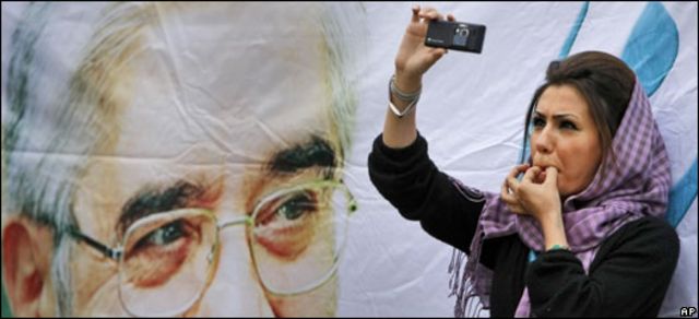 Joven iraní filma con su teléfono celular una movilización opositora