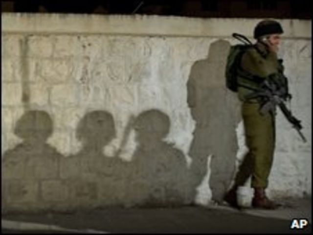 جندي اسرائيلي في نقطة تفتيش