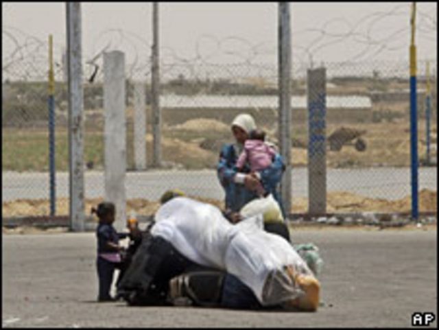 Una mujer con sus hijos en en el paso de Rafah. Foto de archivo: 17-05-09